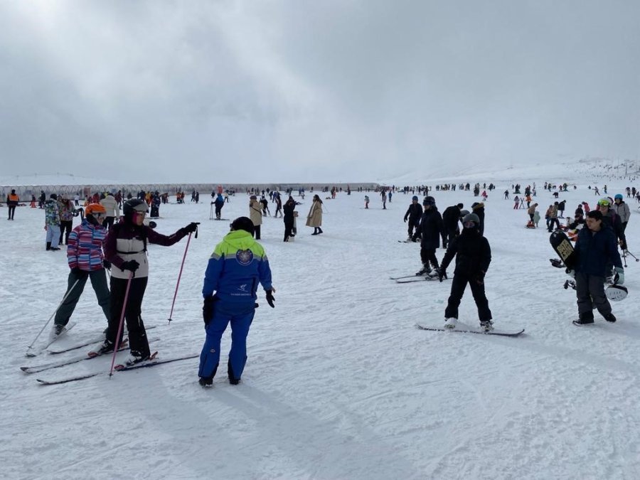 Erciyes’te Kar Bereketi: Binlerce Turist Pistleri Doldurdu
