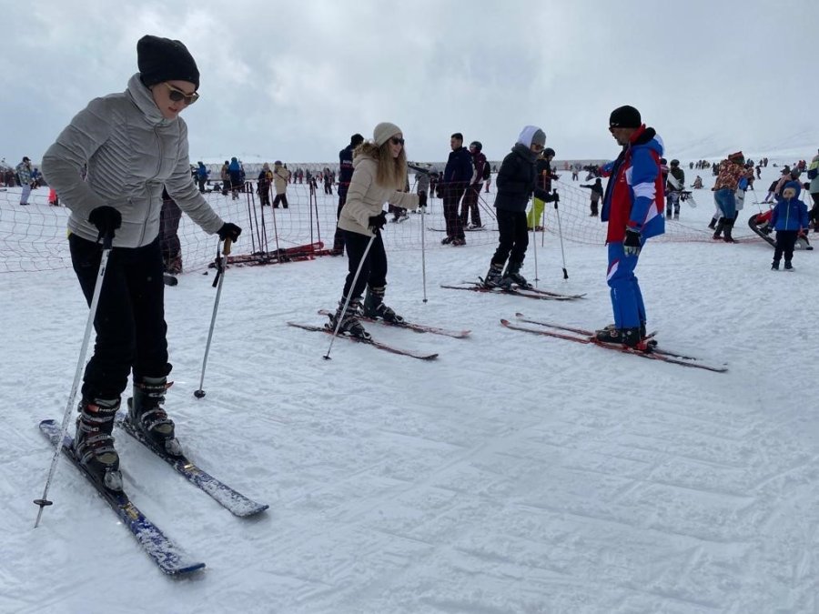 Erciyes’te Kar Bereketi: Binlerce Turist Pistleri Doldurdu