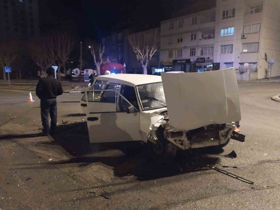 Otomobiller Kavşakta Çarpıştı, 2 Kişi Yaralandı: Kaza Anı Kamerada