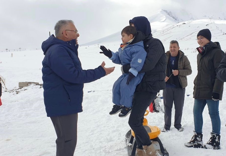 Büyükkılıç, Erciyes’te Kayakseverlerle Buluştu