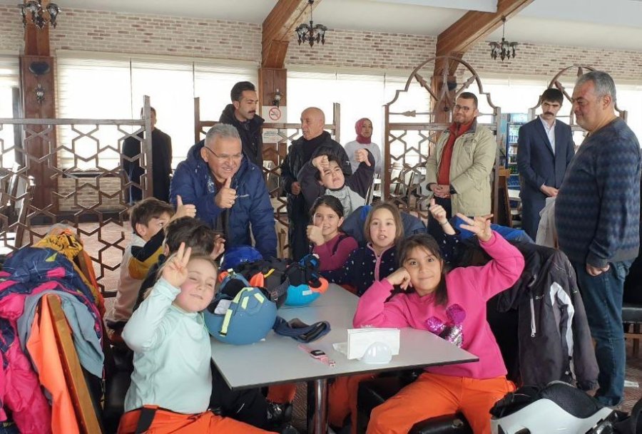 Büyükkılıç, Erciyes’te Kayakseverlerle Buluştu