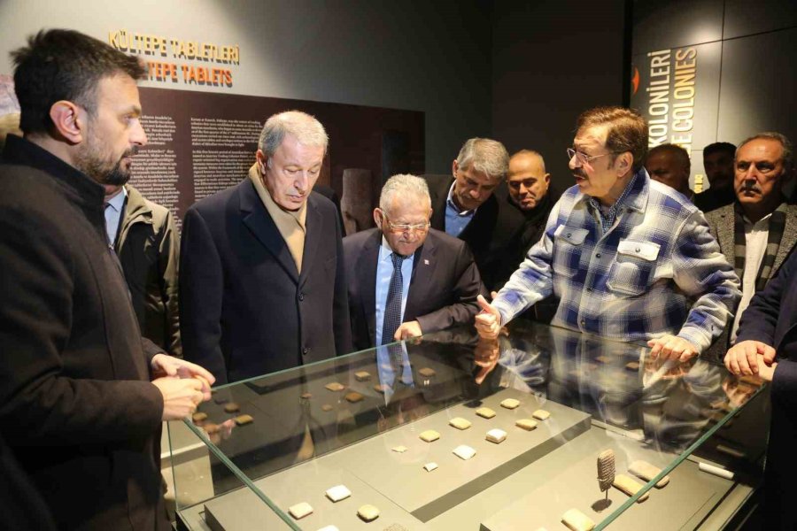 Büyükkılıç, Bakan Akar İle Tarihi Kalede Vatandaşlarla Buluştu