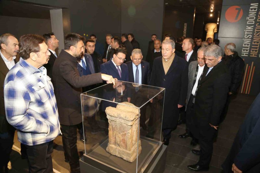 Büyükkılıç, Bakan Akar İle Tarihi Kalede Vatandaşlarla Buluştu