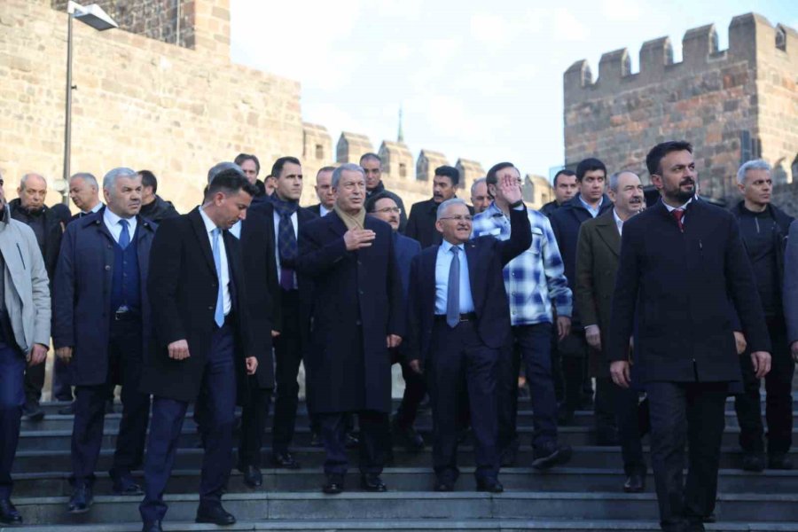 Büyükkılıç, Bakan Akar İle Tarihi Kalede Vatandaşlarla Buluştu