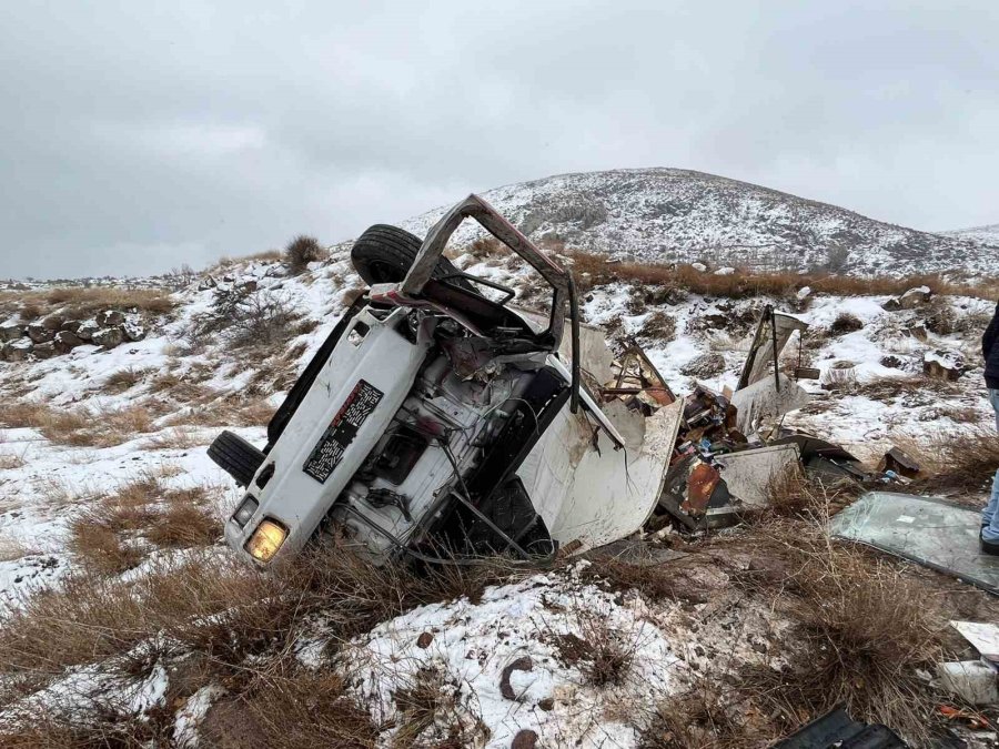 Şarampole Devrilen Kamyonet Hurdaya Döndü: 1 Ağır Yaralı