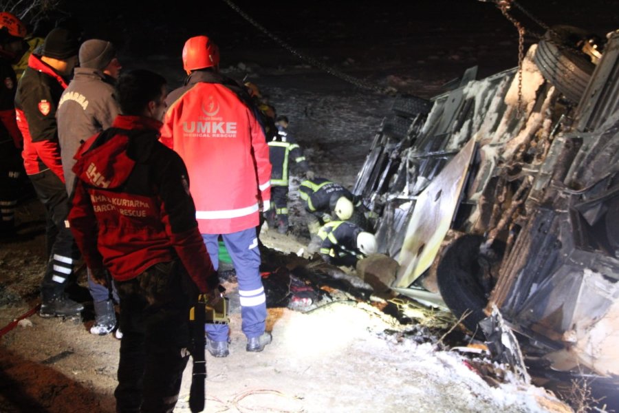 Kayseride Yolcu Otobüsü Şarampole Devrildi: 4 Ölü, 24 Yaralı