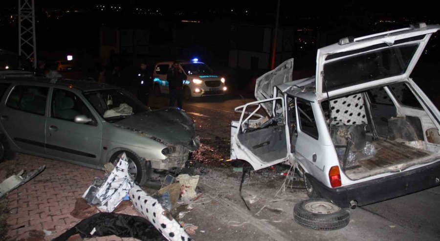 Otomobiller Kafa Kafaya Çarpıştı: 5 Yaralı