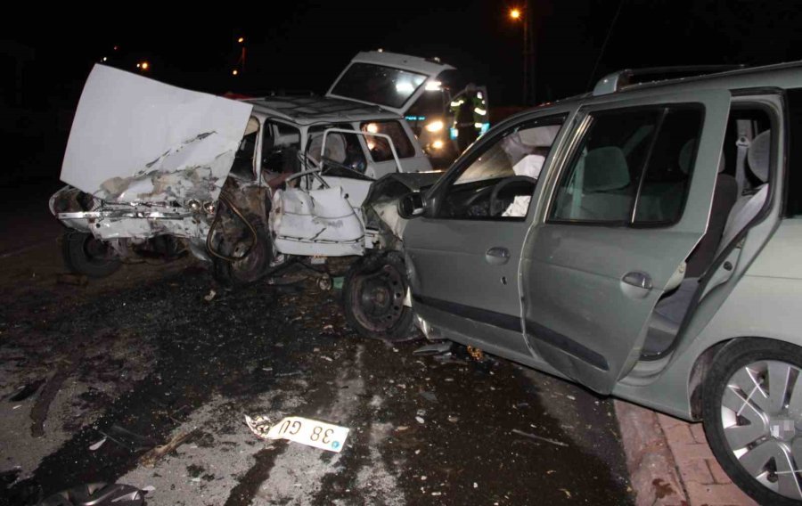 Otomobiller Kafa Kafaya Çarpıştı: 5 Yaralı