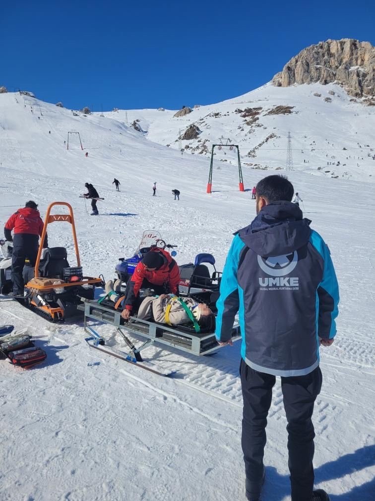 Kayak Yaparken Kontrolünü Kaybetti, Sıra Bekleyenlere Çarptı:4 Yaralı