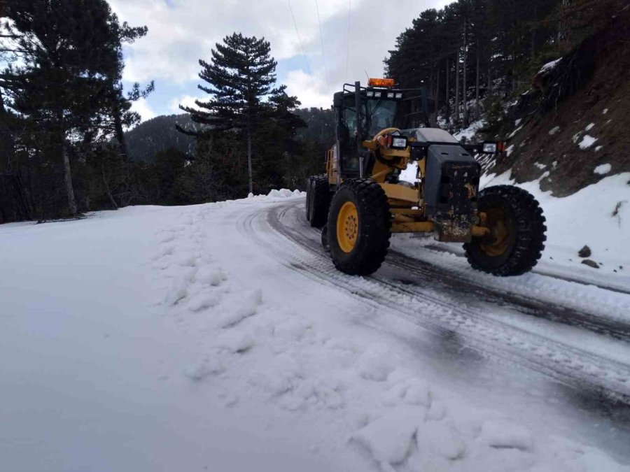 Büyükşehir Ekiplerinden Karla Mücadele