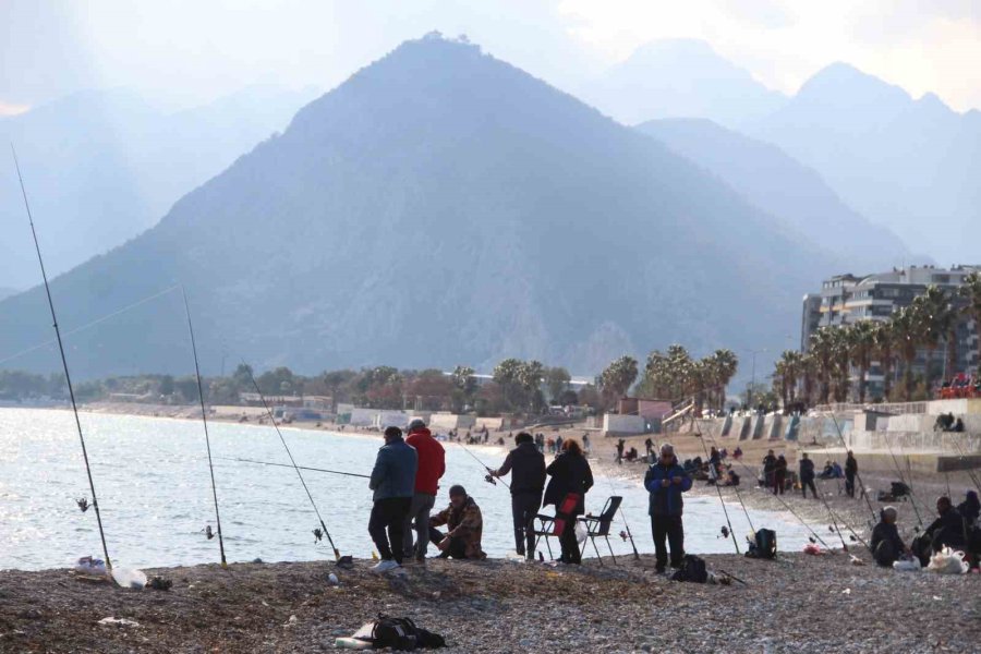 Antalya’da Fırtına Balık Üretim Çiftliğini Vurdu, Oltasını Alan Sahile Koştu