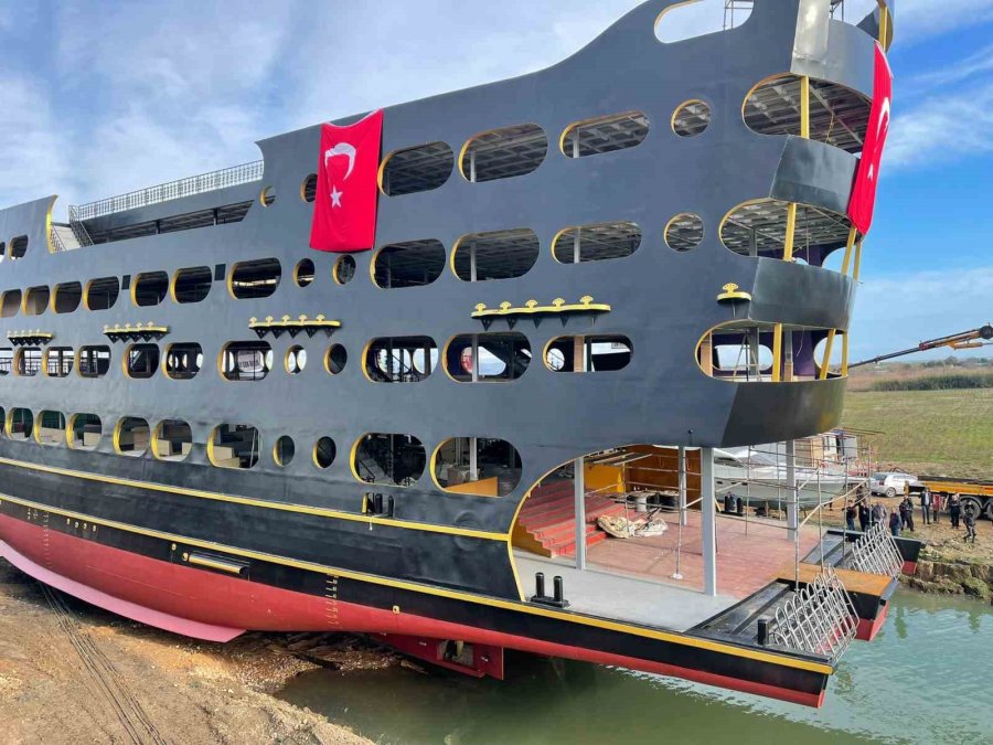 Dünyanın En Büyük Tur Teknesi Suya İndirildi