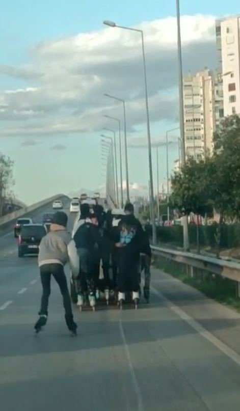 Otomobilin Arkasına Tutunan Patenli 7 Genç Kazaya Davetiye Çıkardı