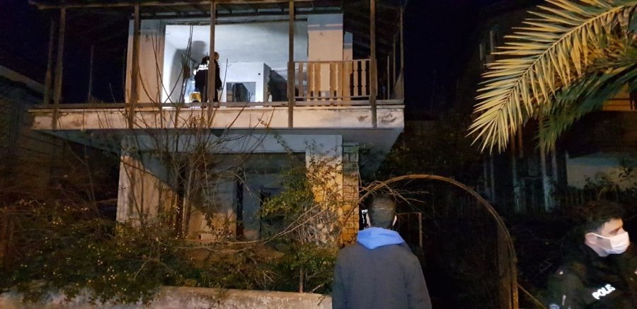 Çocuklar, Metruk Binaya Kaçan Top İçin Girdiği Evde Cesetle Karşılaştı