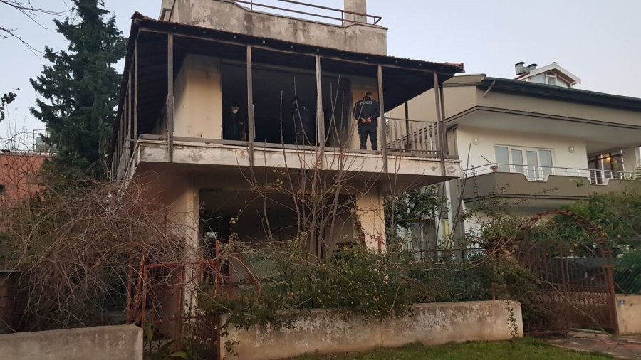 Çocuklar, Metruk Binaya Kaçan Top İçin Girdiği Evde Cesetle Karşılaştı