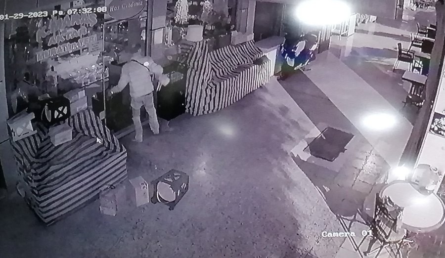 İşyerlerinin Kapı Tokmaklarını Kırdı, Baharat Tezgahını Dağıttı