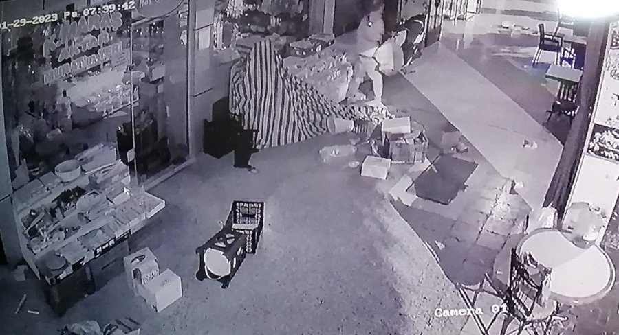 İşyerlerinin Kapı Tokmaklarını Kırdı, Baharat Tezgahını Dağıttı