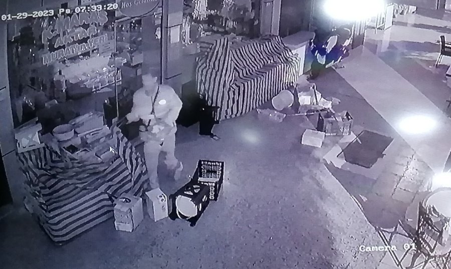 İşyerlerinin Kapı Tokmaklarını Kırdı, Baharat Tezgahını Dağıttı