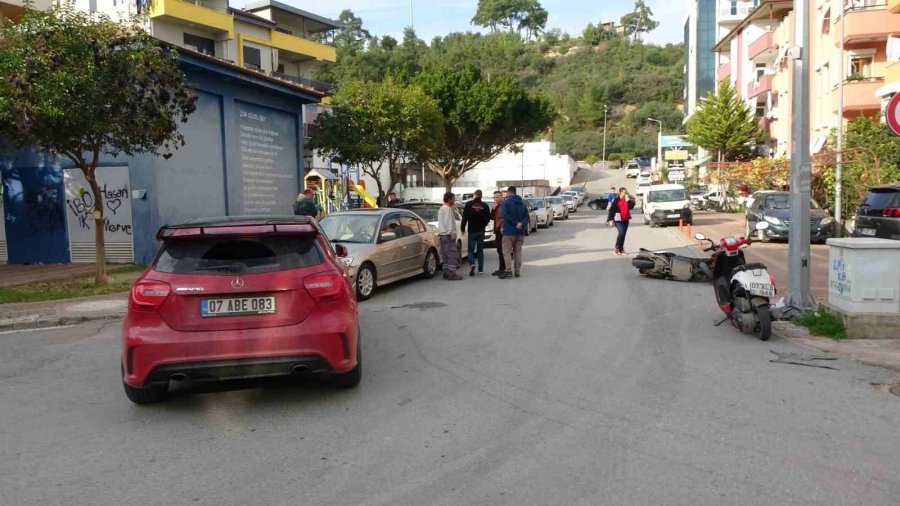 Arka Arkaya Yaşanan Kazalarda Motokuryeler Kask Sayesinde Ölümden Döndü