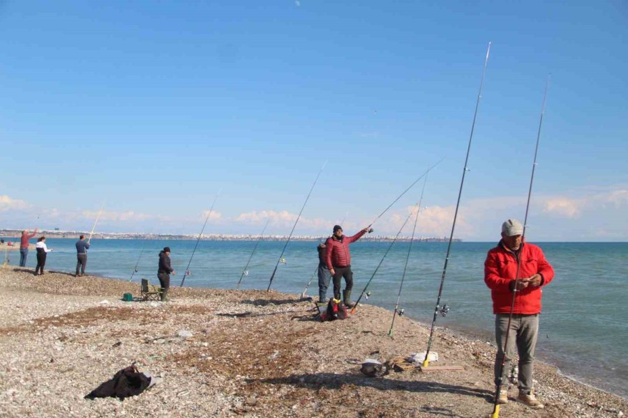 Antalya’da Fırtına Balık Üretim Çiftliğini Vurdu, Oltasını Alan Sahile Koştu