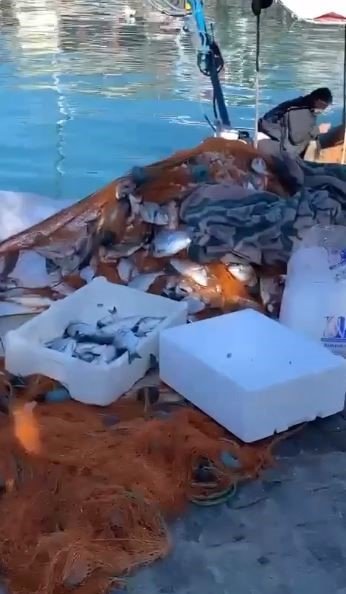 Antalya’da Fırtına Balık Üretim Çiftliğini Vurdu, Oltasını Alan Sahile Koştu