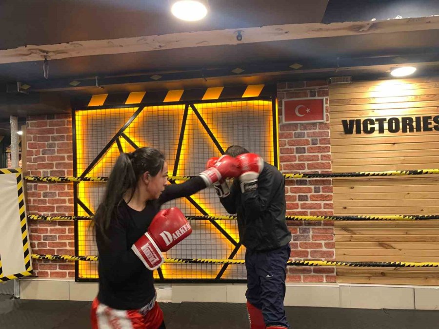 Aynı Evi Ve Ringi Paylaşıyorlar