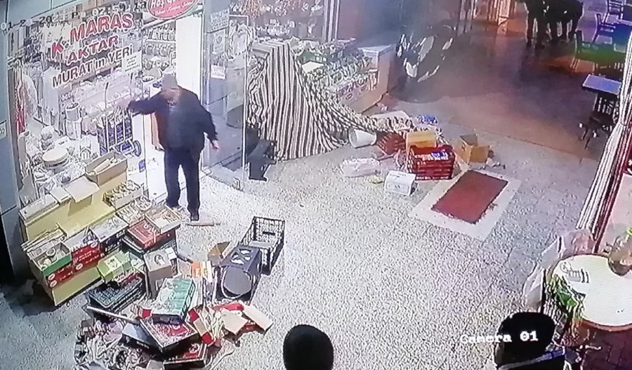 İşyerlerinin Kapı Tokmaklarını Kırdı, Baharat Tezgahını Dağıttı