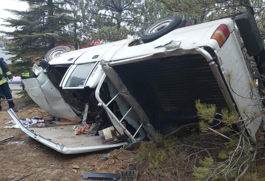 Kaza Sonrası Kamyonette Sıkışan Sürücüyü İtfaiye Kurtardı