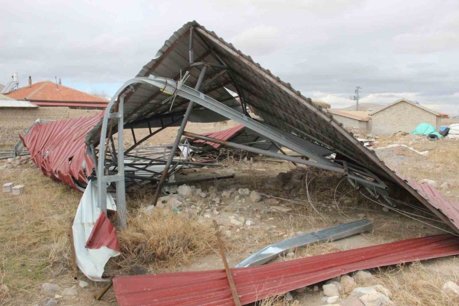 Şiddetli Fırtına Tonlarca Ağırlığındaki Çatıyı Uçurdu, Elektrik Direklerini Eğdi