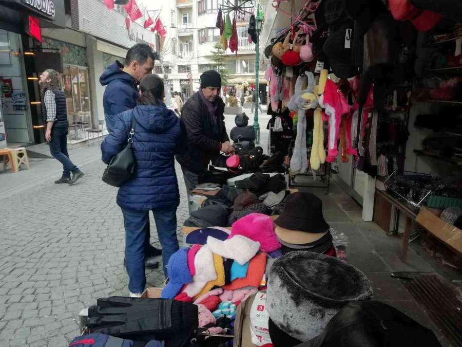 Şapka Ve Bere Satıcılarının Umudu Kar Yağışında