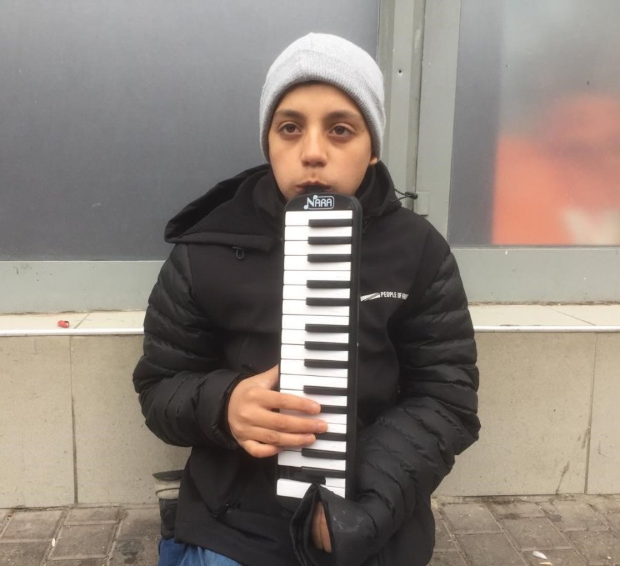 Okul Masraflarını Karşılayabilmek İçin Sokaklarda Melodika Çalıyor