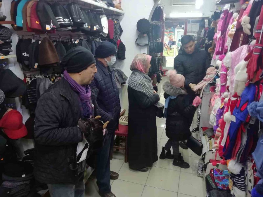 Şapka Ve Bere Satıcılarının Umudu Kar Yağışında