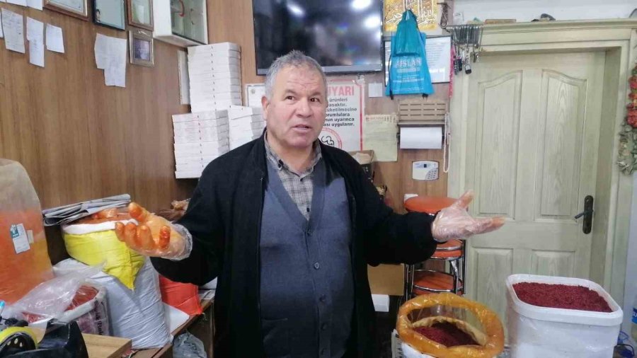 İşyerlerinin Kapı Tokmaklarını Kırdı, Baharat Tezgahını Dağıttı