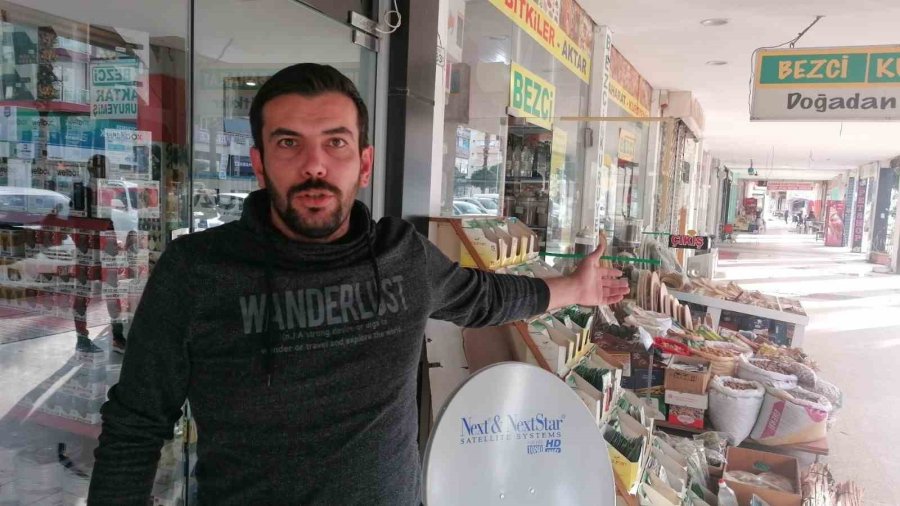 İşyerlerinin Kapı Tokmaklarını Kırdı, Baharat Tezgahını Dağıttı