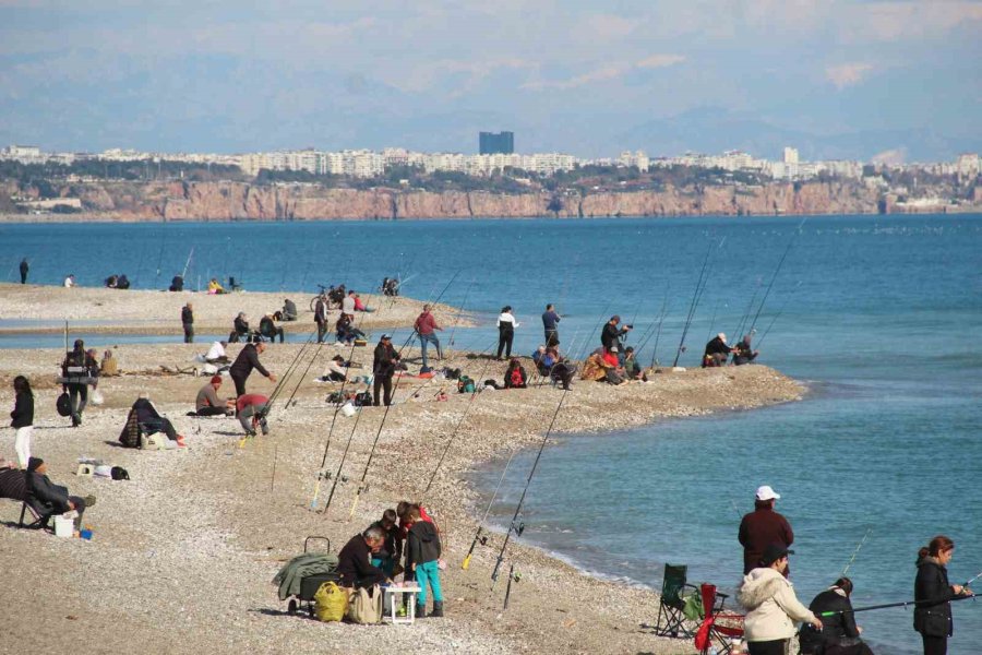 Antalya’da Fırtına Balık Üretim Çiftliğini Vurdu, Oltasını Alan Sahile Koştu