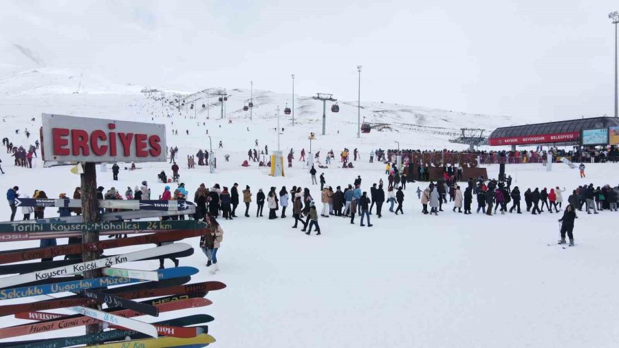 Erciyes’e Sömestirde Turist Akını