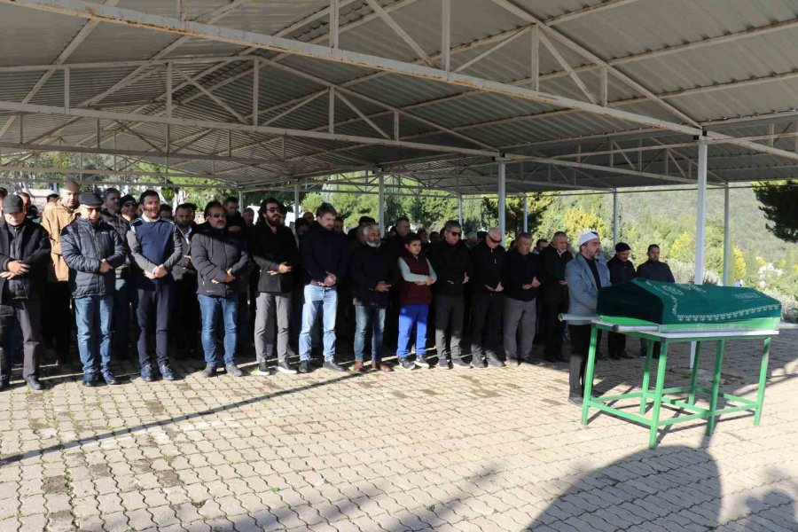 Baba Olduktan 10 Saat Sonra Hayatını Kaybeden Sevilen Okul Müdürü Toprağa Verildi