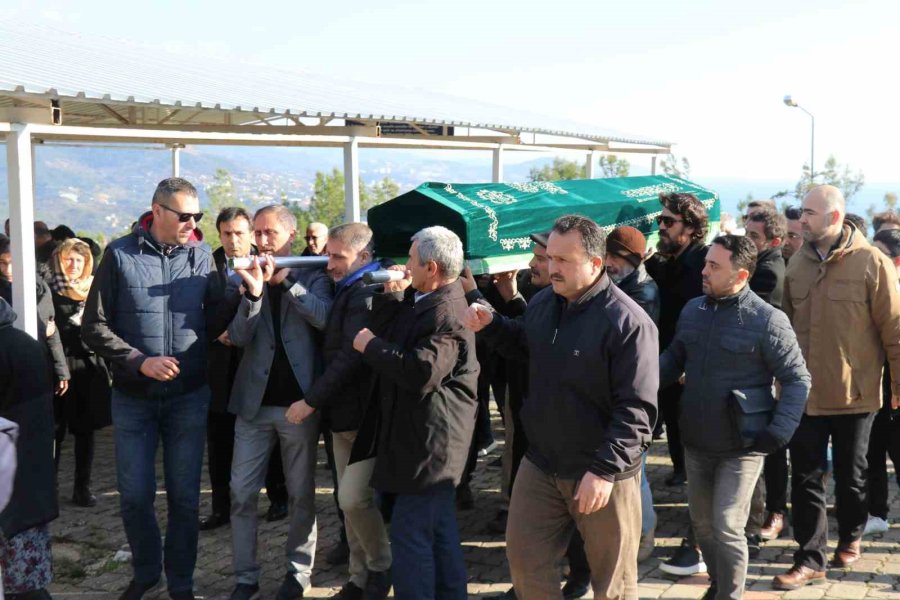 Baba Olduktan 10 Saat Sonra Hayatını Kaybeden Sevilen Okul Müdürü Toprağa Verildi