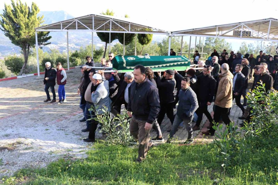Baba Olduktan 10 Saat Sonra Hayatını Kaybeden Sevilen Okul Müdürü Toprağa Verildi