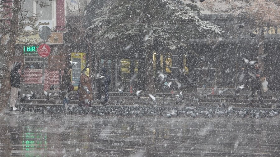 Aksaray’da Şehir Merkezine Yılın İlk Karı Yağdı