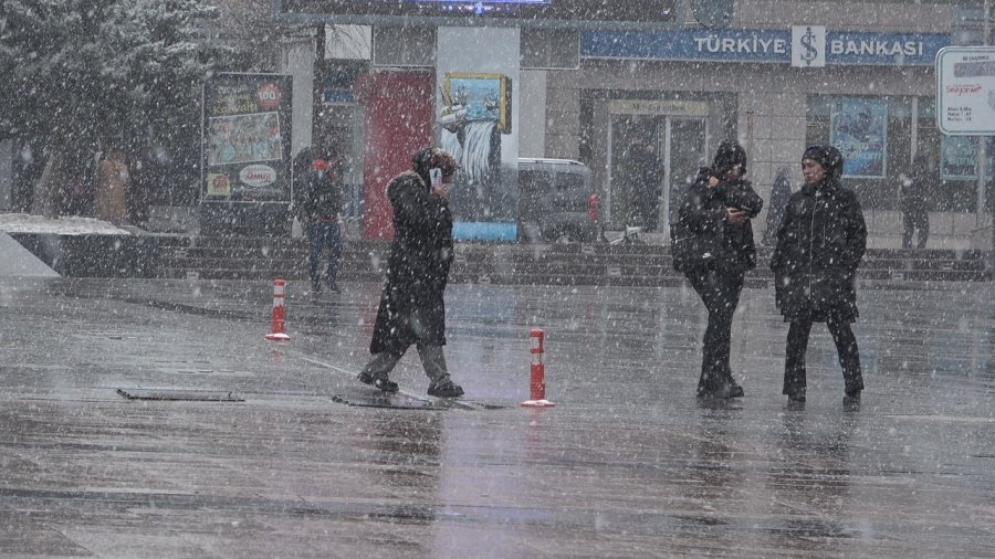 Aksaray’da Şehir Merkezine Yılın İlk Karı Yağdı