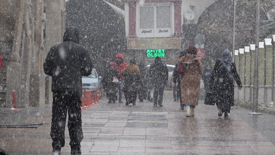 Aksaray’da Şehir Merkezine Yılın İlk Karı Yağdı
