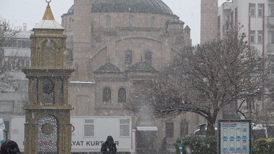 Aksaray’da Şehir Merkezine Yılın İlk Karı Yağdı