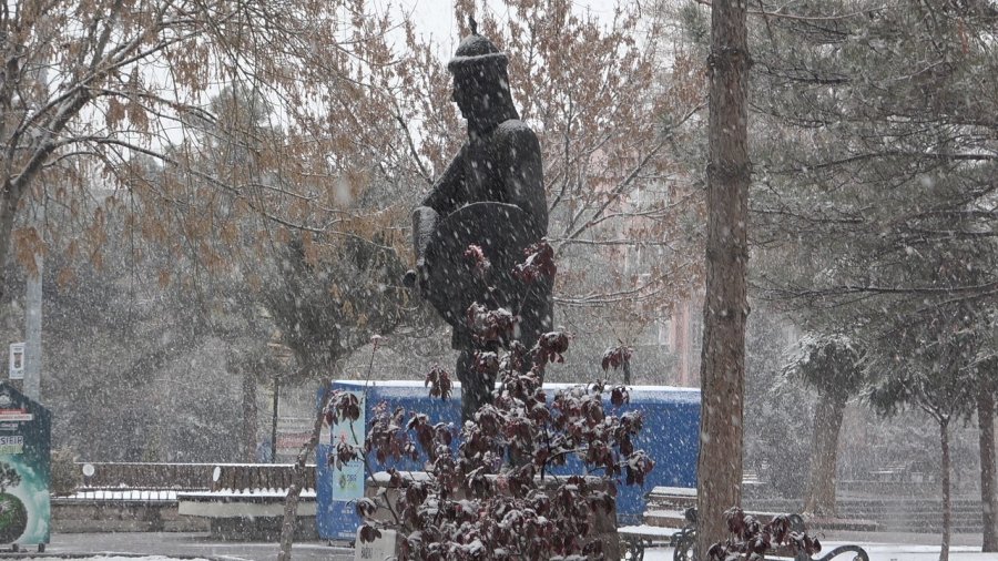 Aksaray’da Şehir Merkezine Yılın İlk Karı Yağdı