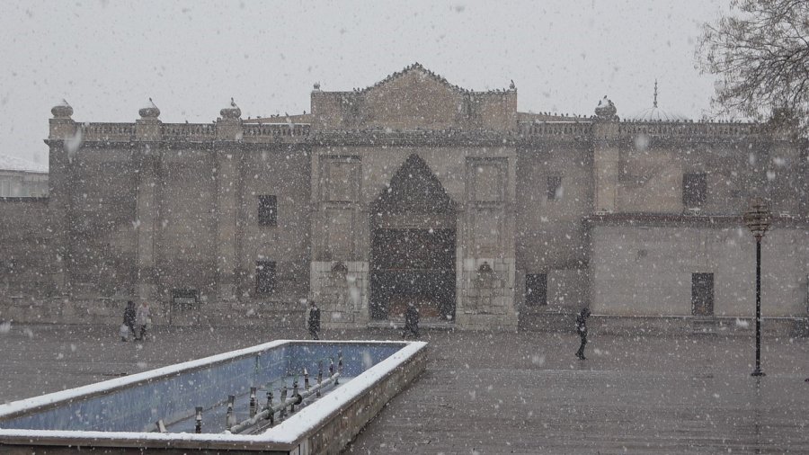 Aksaray’da Şehir Merkezine Yılın İlk Karı Yağdı