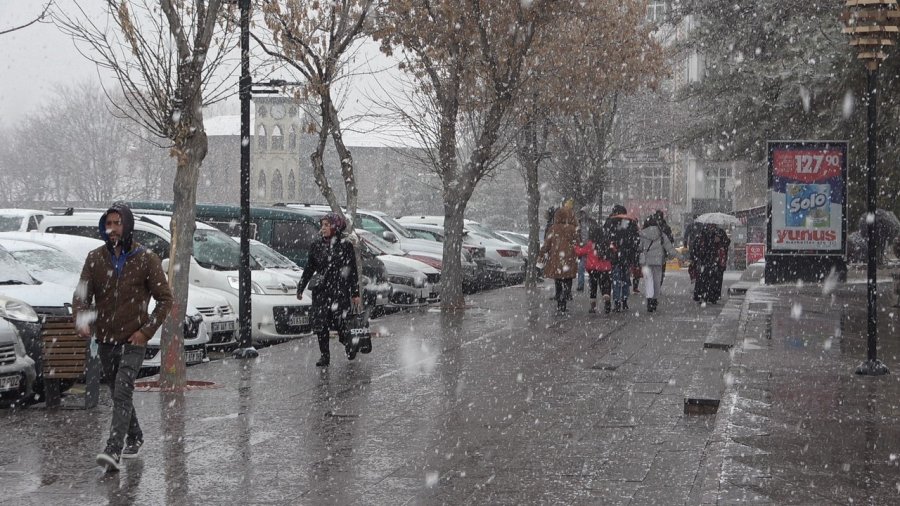 Aksaray’da Şehir Merkezine Yılın İlk Karı Yağdı