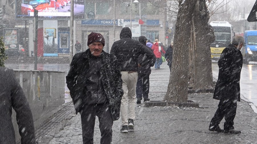 Aksaray’da Şehir Merkezine Yılın İlk Karı Yağdı