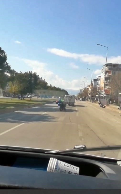 Polisle Şüphelinin Kovalamacasına Katıldı, Gelişmeleri An Be An Aktardı