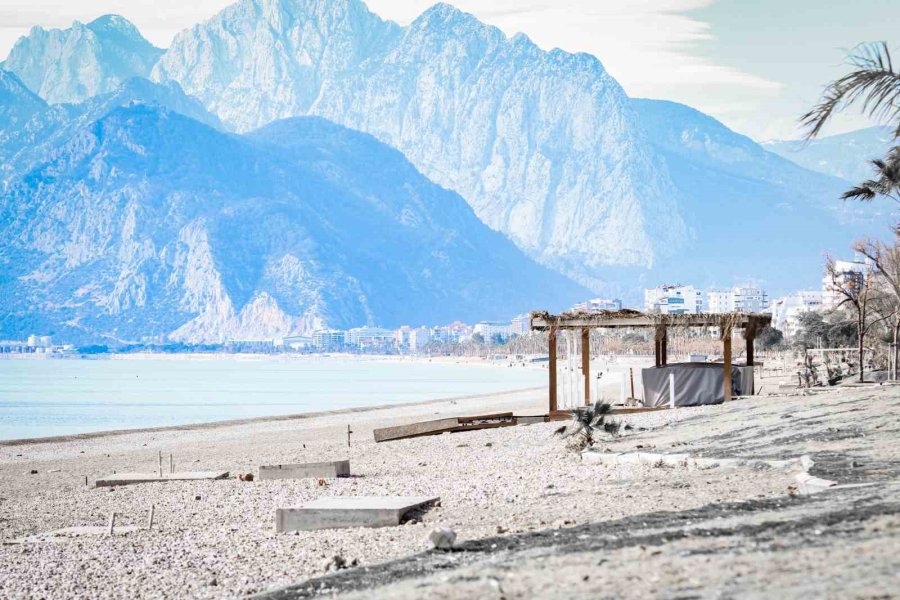 Kuzey Rüzgarları Antalya’yı Buz Kestirdi, Meteoroloji ‘don’ Uyarısı Verdi