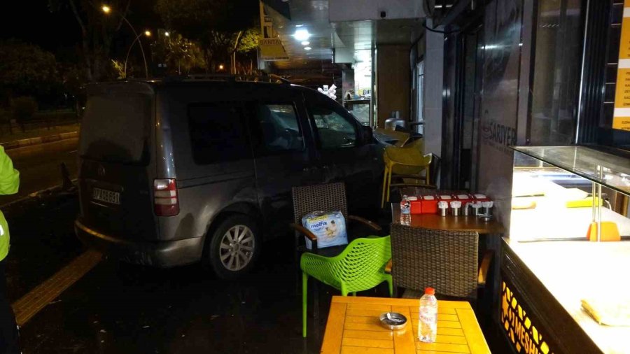 Kaza Yapan Araçlar İş Yerine Girdi, Kaldırımdaki Vatandaş Ölümden Döndü: 5 Yaralı